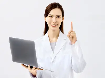 チェックする女医