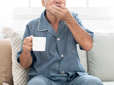 錠剤を服用する男性