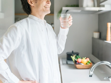 朝に服用する男性
