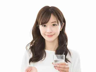 服用する女性