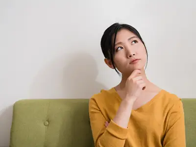 考える女性