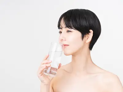 水を飲む女性