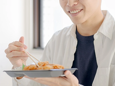 食事する男性